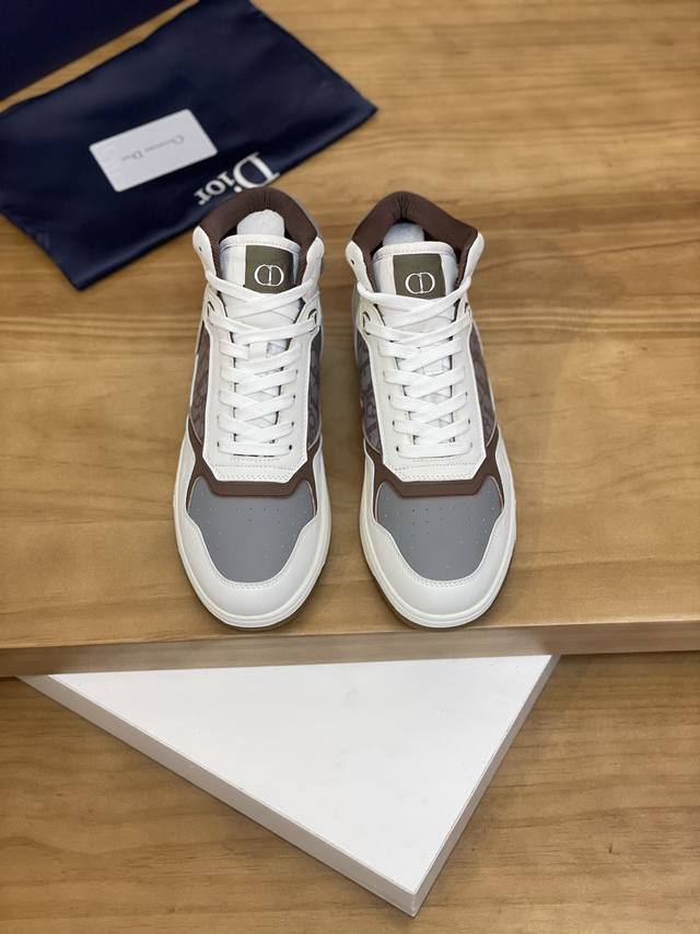 售 价: 商品商标：Dior* 迪奥* 高帮休闲鞋 正码码数: 38-44 可订做45.46 商品材料：鞋面进口牛皮拼接原版布料，透气内里，原版大底。 编 号：